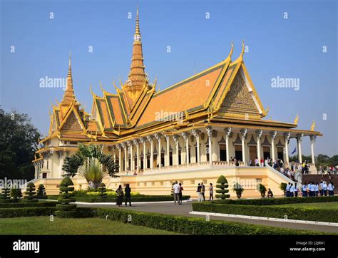 Beautiful Khmer architecture of Phnom Penh Royal Palace Throne Hall ...