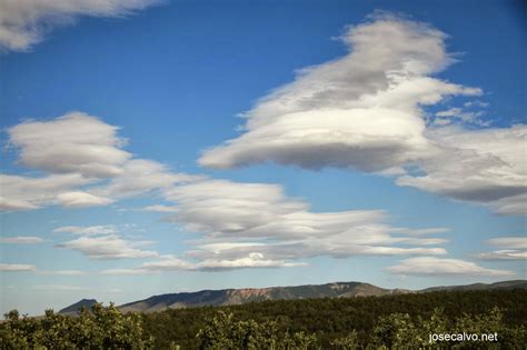 Leyendo en el cielo. Nubes lenticulares: Nubes de viento. | A mal ...