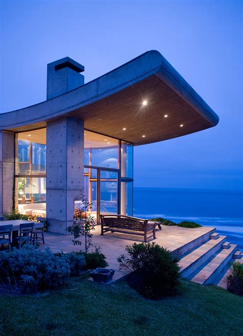 A Beachfront House by Raimundo Anguita in Chile