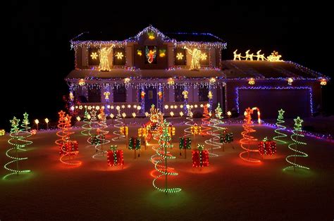 20 Phenomenal Outdoor Christmas Lights Setups