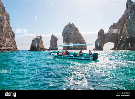 Tour Boat by the famous rock arch in Cabo San Lucas Stock Photo - Alamy