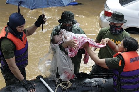 Major floods in Manila as typhoon batters Philippines | MalaysiaNow