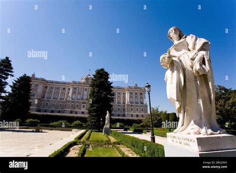 Isabel i statue hi-res stock photography and images - Alamy