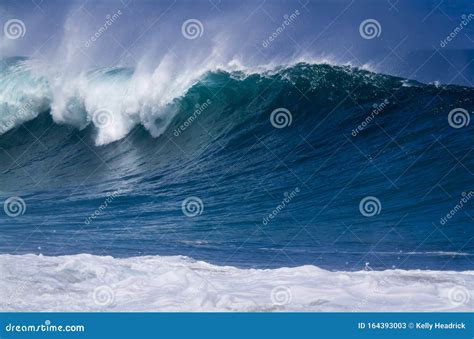 Giant Ocean wave in Hawaii stock image. Image of foam - 164393003