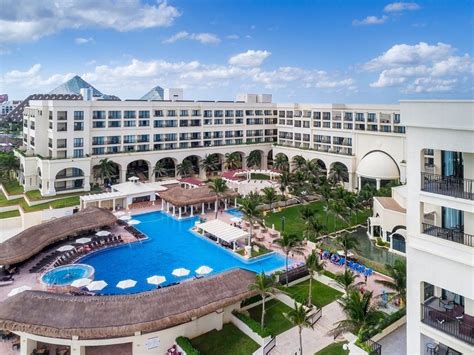 The Marriott Cancun Resort Is Becoming an All-Inclusive