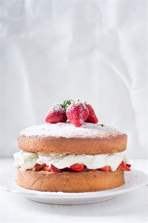 Classic Victoria Sponge Cake with Buttercream Frosting | Vegan-Friendly ...