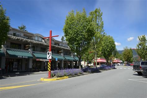 Spotlight: Edgemont Village, North Vancouver - Pics & Info