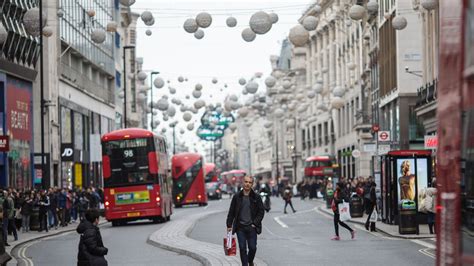 Window cleaner seriously hurt falling from building in London's Oxford ...