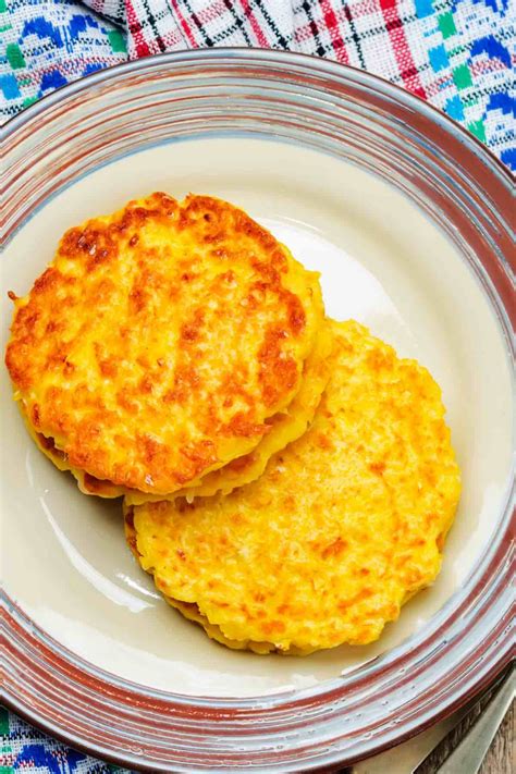 Corn Pone (Old-Fashion Southern Fried Cornmeal Bread Recipe) - IzzyCooking