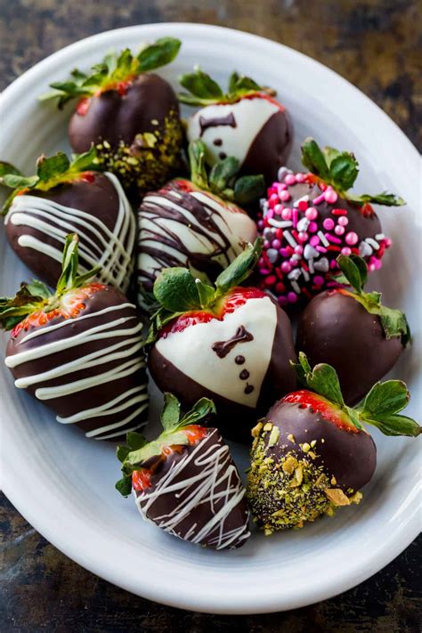 Chocolate Covered Strawberries (VIDEO) - NatashasKitchen.com