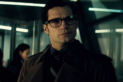 Henry Cavill Wears Iconic Glasses in Batman v Superman: Dawn of Justice ...