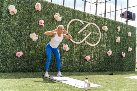 Carrie Underwood Works Out in a White Tank, Blue Leggings & Sneakers ...