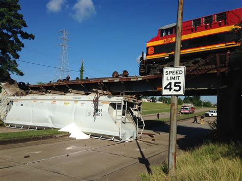 84-car freight train derails in Houston - CBS News