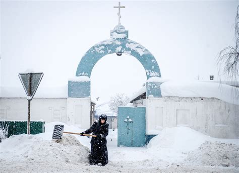 Snow of the Century: Moscow blanketed in white after heaviest snowfall since records began