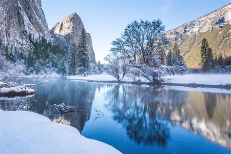 Fresh snow along the Merced River - Yosemite, CA [OC][4699x3133] : r/EarthPorn