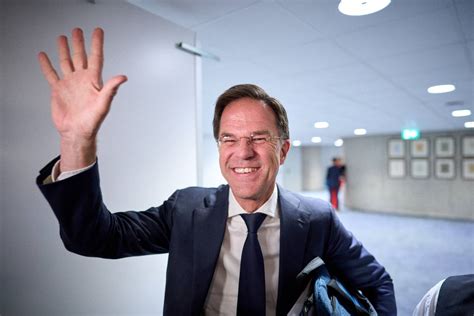 Feest om vertrek Rutte: Leidseplein gevuld met mensen die dansen om ...