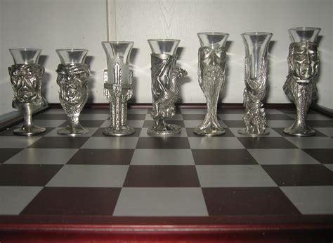 TCG - Royal Selangor Shot Glass Chess Set: Lord of the Rings