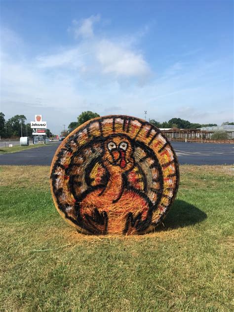 Turkey painted hay bale | Thanksgiving decorations outdoor, Hay bale decorations, Hay bale art