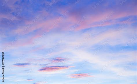 paisaje de un cielo con nubes de colores en el atardecer Stock Photo | Adobe Stock