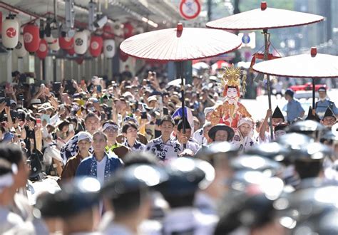 In Photos: Huge floats parade during 'Saki-matsuri' of Kyoto's famed ...