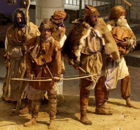 A group of recreated Neolithic men wearing naturally tanned animal hides. | Bronsåldern ...