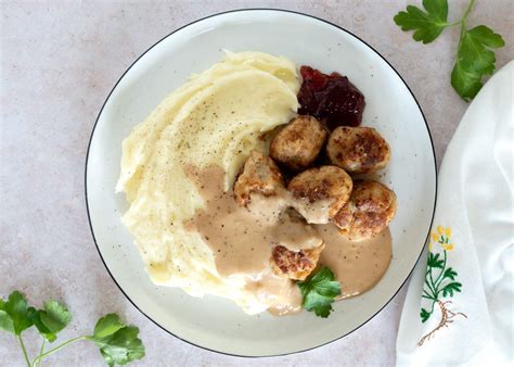 Köttbullar og Kartoffelmos - Få den lækreste opskrift her