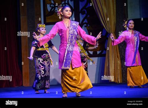 Malaysia joget dance hi-res stock photography and images - Alamy