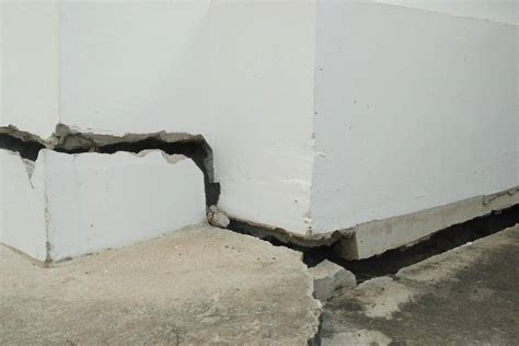 5 Types Of Foundation Cracks [What Homeowners Need To Know] - uooz.com