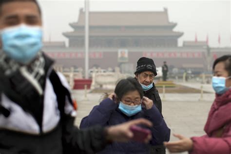 Pollution worsens in Beijing as statues don masks