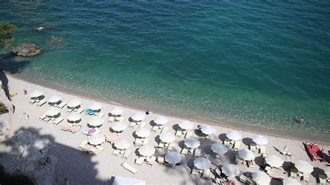 Aerial view of beach with umbrellas and lounge chairs 20898839 Stock ...