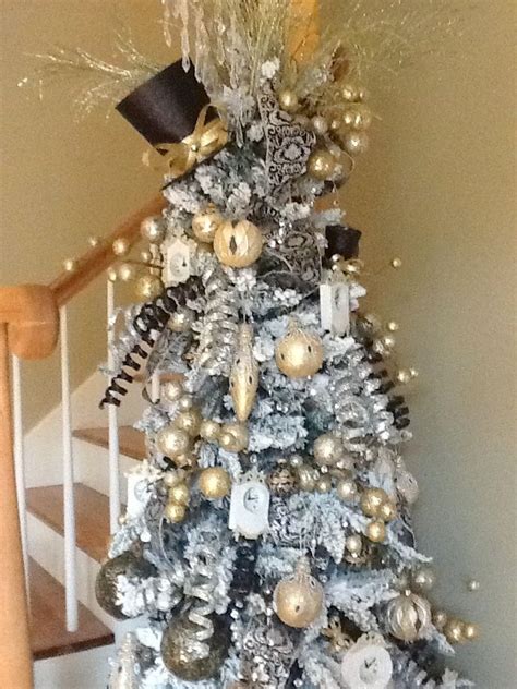 New Years Tree complete with top hat, clocks, confetti and noisemakers