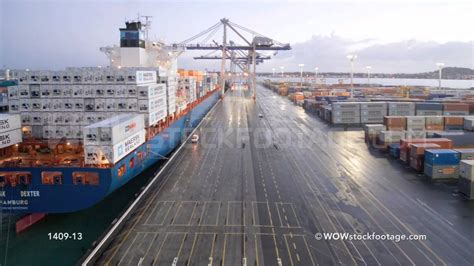 Time-lapse of container ship arriving and being unloaded / Auckland, New Zealand - YouTube