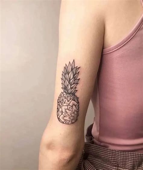 Pineapple tattoo 2023: What is the meaning behind it? 17 trendy designs ...