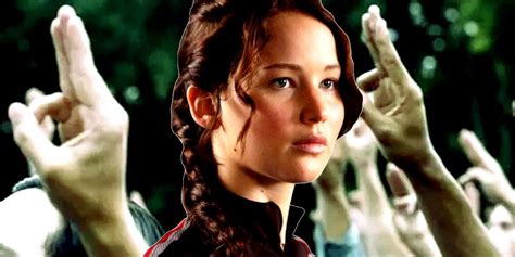 Hunger Games: Why District 12 Uses A 3 Finger Salute (& What It Means)