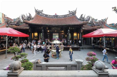 Most beautiful temples in Taipei to visit in a day - TheJumpingSheep