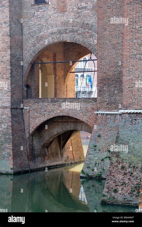 Castle moat drawbridge hi-res stock photography and images - Alamy