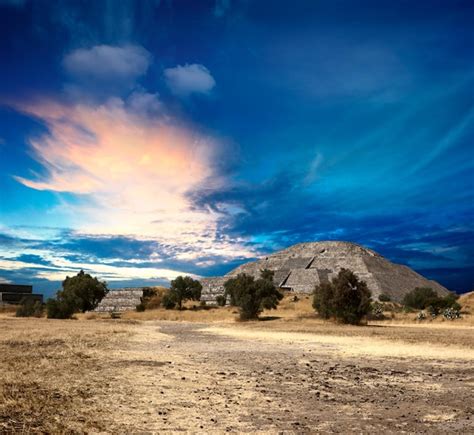 Premium Photo | Teotihuacan pyramids