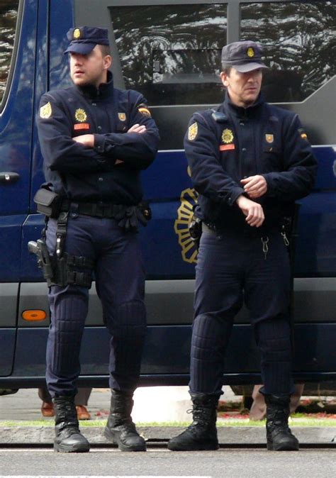 Police Spain | Men in uniform, African dresses men, Spanish men