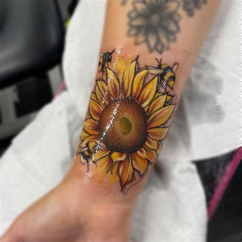 Illustrative Sunflower & Bees Tattoo | Tattoos, Sunflower tattoo, Bee tattoo