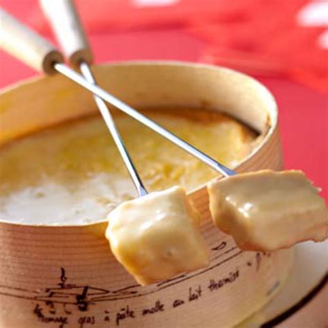 La Fondue au Vacherin Mont d'Or Shabu Shabu, Munster, Cheese Fondue, Rico, Cheesy, Broccoli, Nom ...