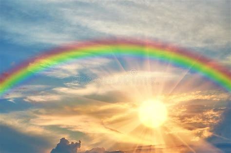 Arco Iris En El Cielo Hermoso En La Puesta Del Sol Foto de archivo - Imagen de fondo, libertad ...