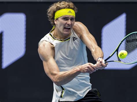 Zverev Australian Open 2021 Outfit : Kvbzreyeis0kzm : The defending champion stuck to a ...