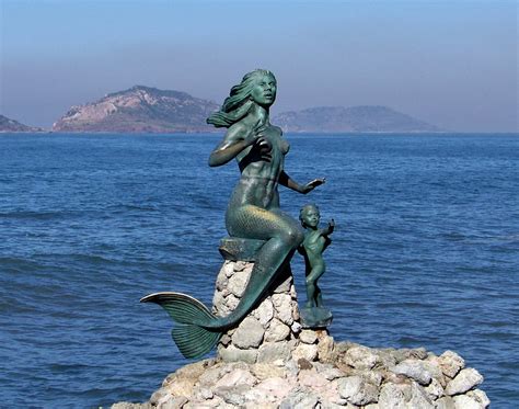 MZT09m191 Statues on Malecón, Mazatlán 2009 | Statue of a me… | Flickr