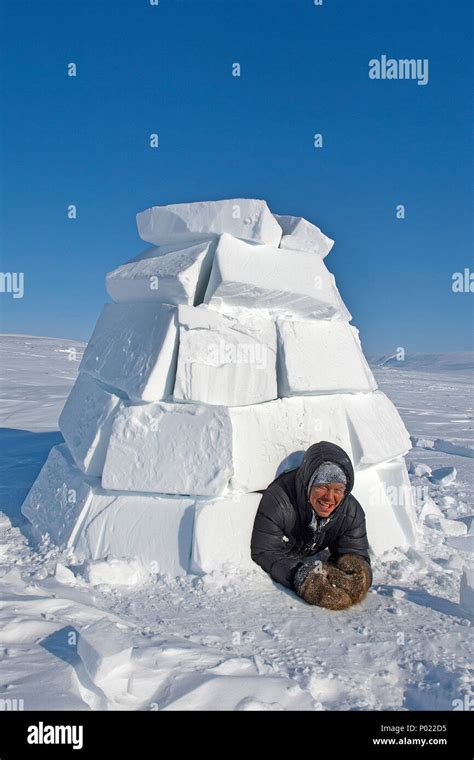 Inuit schaut aus einem Iglu, Nunavut Territorium, Kanada | Inuit looks ...