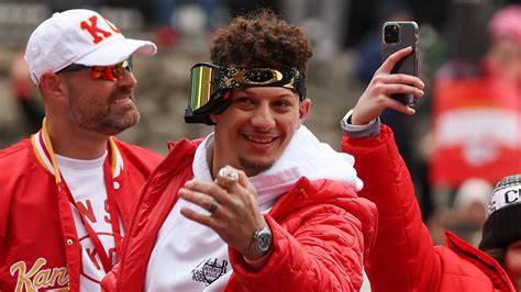 Chiefs' Patrick Mahomes gives Super Bowl rings to Logan Paul for WWE ...