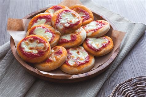 Mini pizzas - Italian recipes by GialloZafferano