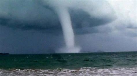Huge waterspout forms off Batemans Bay in Australia - BBC News