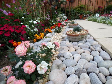 Ultimate Guide To Garden Cobbles & Pebbles - Decorative Aggregates