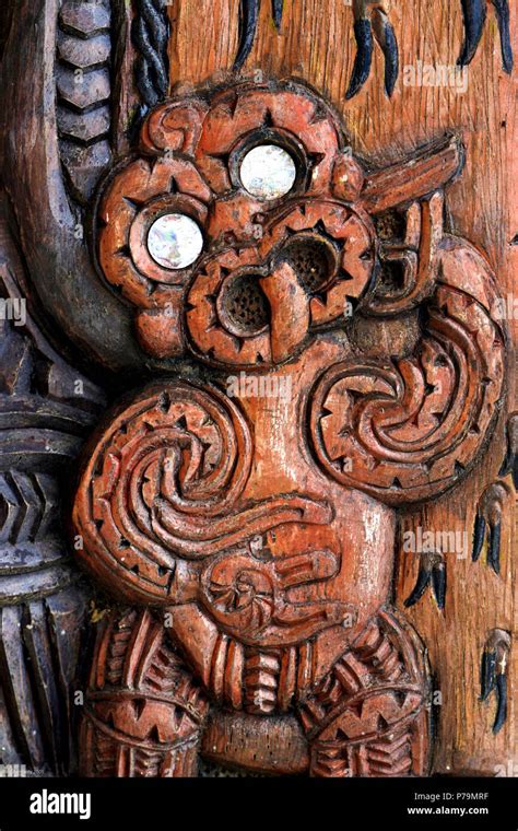 Wooden Maori carving at Marae Stock Photo - Alamy