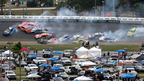 A Massive 16-Car Wreck At The Daytona 500 Takes Out A Group Of ...